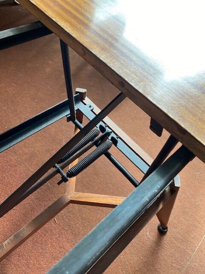 Une table de salle à manger à mécanisme et...