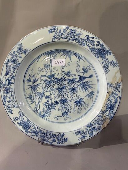 China Compagnie des Indes: A round porcelain...