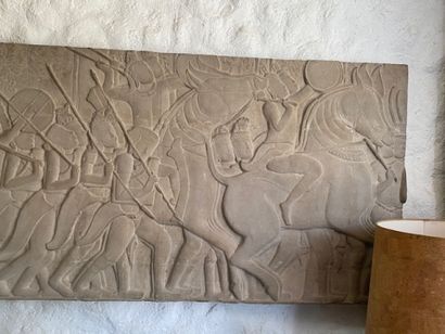 INDE
Plaque bas relief à décor de scène guerrière
Grès...