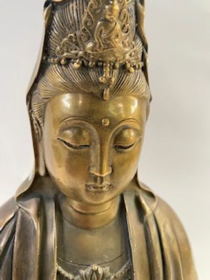 Le Boddhisattva Kwanyin assis en posture...