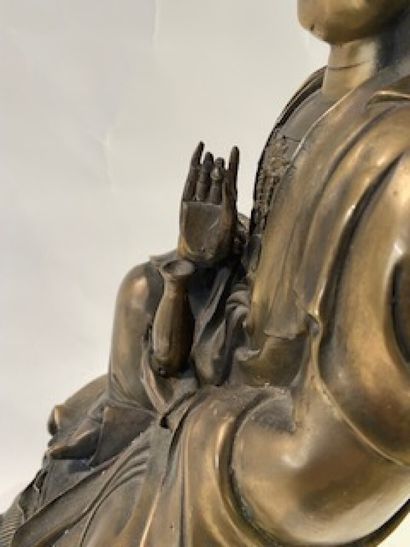 Le Boddhisattva Kwanyin assis en posture...