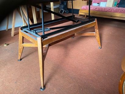 Une table de salle à manger à mécanisme et...