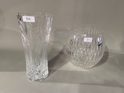 Un vase en cristal taillé et moulé
22 x 22...