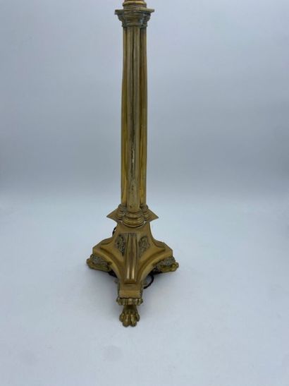 Un flambeau d'église en bronze à décor de...