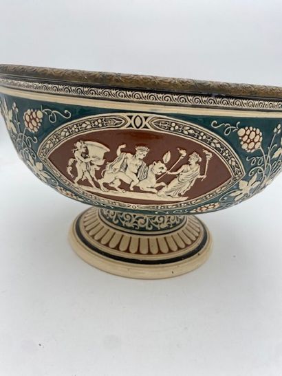 Une coupe sur piédouche en faïence à décor...