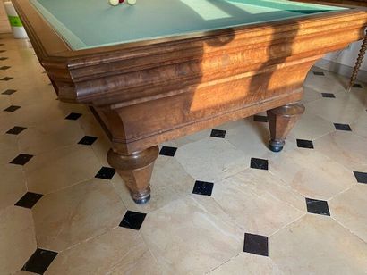 Un billard Français en noyer mouluré JR SGDG
et...