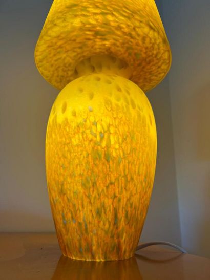 VERRERIE DE VANNES
Lampe en verre irisé jaune.
Dimension...