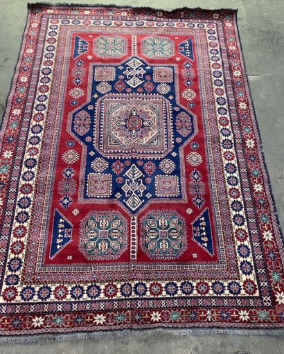 TURKISTAN - Un tapis en laine à fond rouge...