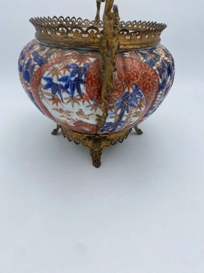 IMARI
Jardinière en porcelaine 
à décors...