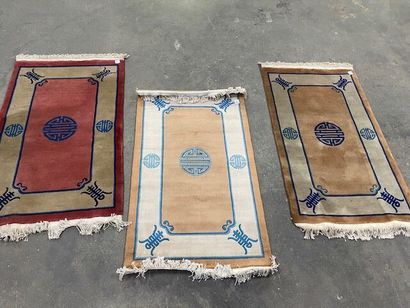 CHINE - Suite de trois tapis en laine à points...
