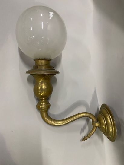 Une applique en laiton à un globe
Travail...
