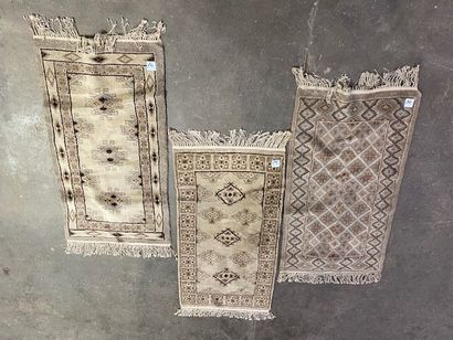 PAKISTAN - Un lot de 3 tapis en laine à points...