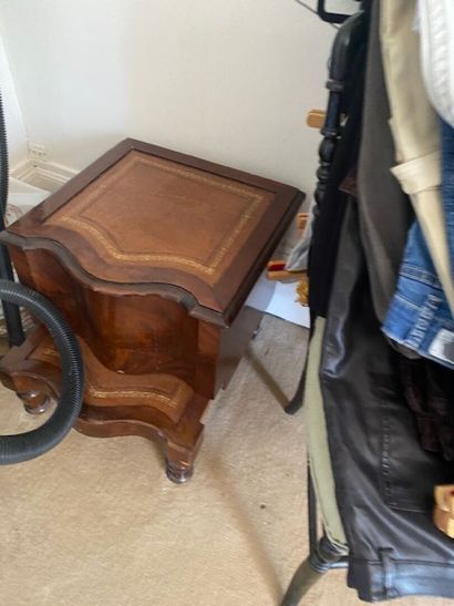 Deux malles à chaussures en acajou et placage...