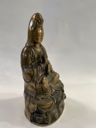 Le Boddhisattva Kwanyin assis en posture...