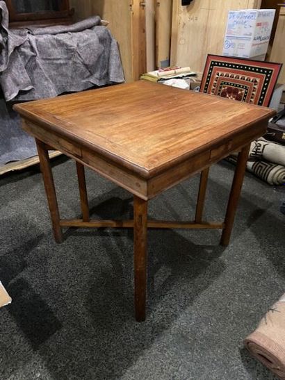 1 table à tréteaux en camphrier carré ouvrant...