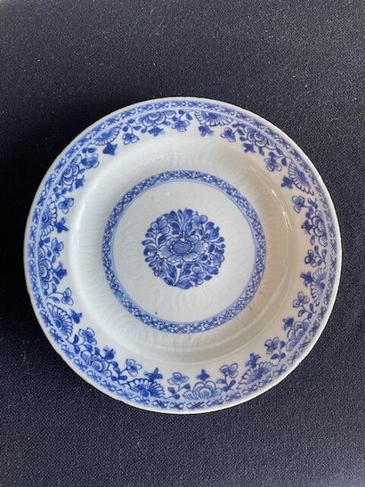 CHINA - White porcelain plate decorated in...