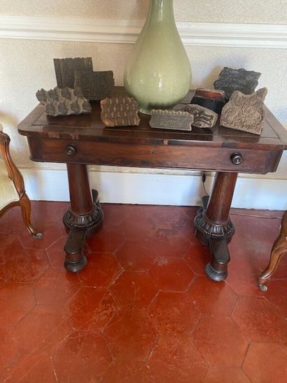 A console in rosewood veneer 
It rests on...
