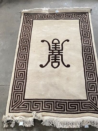CHINE - Un tapis en laine à points noués...