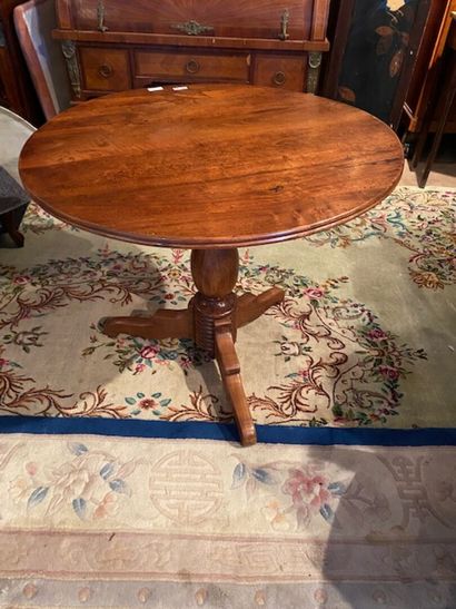 Winegrower's pedestal table in molded walnut
Resting...