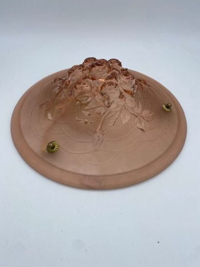 Une suspension en verre moulé rose à décor...