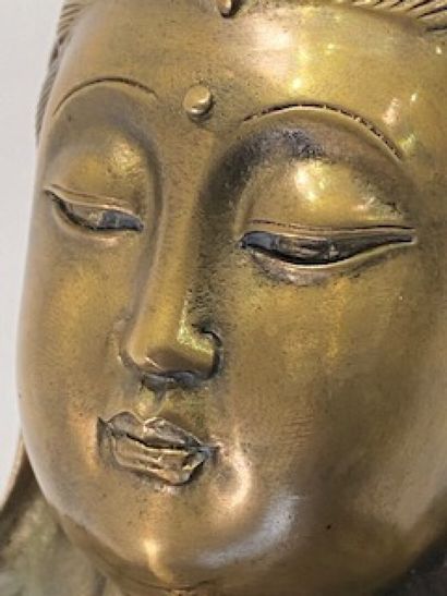Le Boddhisattva Kwanyin assis en posture...