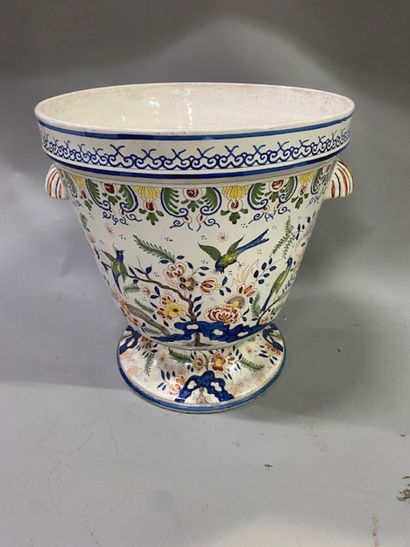 ROUEN
A large polychrome earthenware pot...