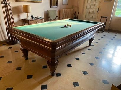 Un billard Français en noyer mouluré JR SGDG
et...