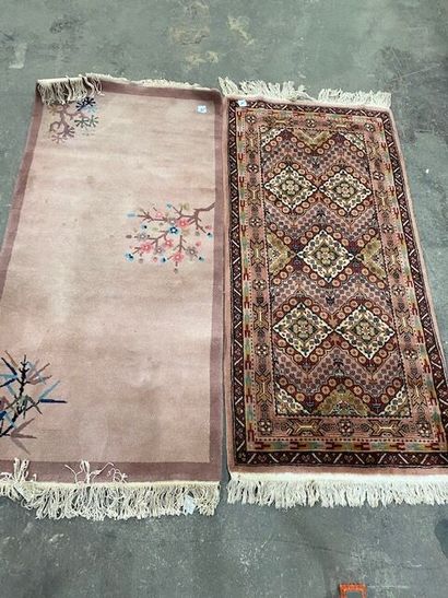 CHINE et PAKISTAN - Un lot de 2 tapis en...