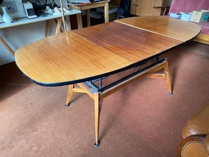 Une table de salle à manger à mécanisme et...