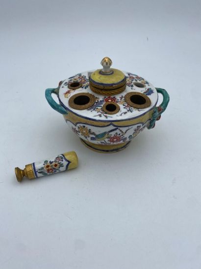 CHANTILLY 
Inkwell and seal in soft porcelain...