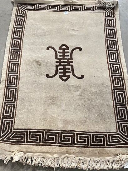 CHINE - Un tapis en laine à fond beige à...
