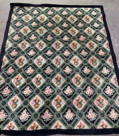 Un tapis moquette à fond noir à décor de...