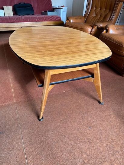 Une table de salle à manger à mécanisme et...