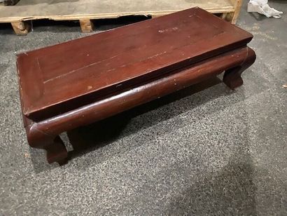 1 table basse en bois exotique mouluré à...