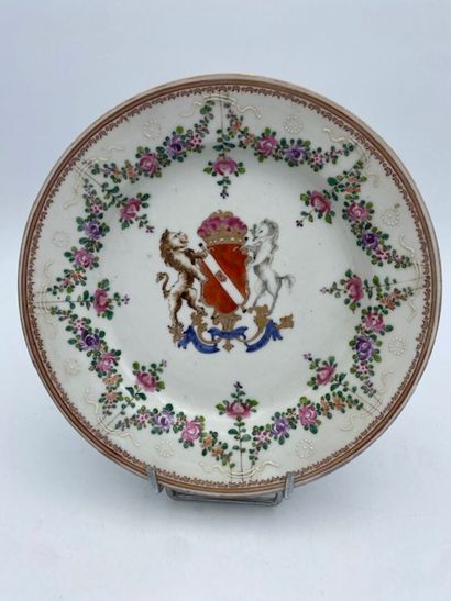 COMPAGNIE DES INDES
A round porcelain plate...