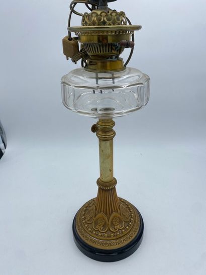 Une lampe à pétrole : un pied en laiton doré...
