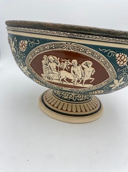 Une coupe sur piédouche en faïence à décor...