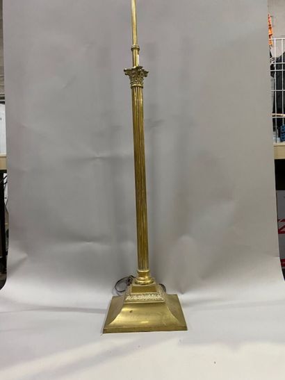 Un flambeau d'église en bronze à décor de...
