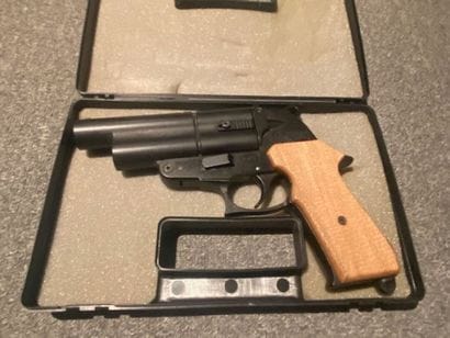 Pistolet de défense à deux coups superposés...