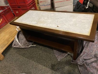 1 table basse en bois teinté, plateau en...