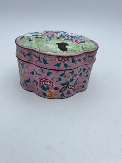 Une petite boîte à forme polylobé en cuivre...