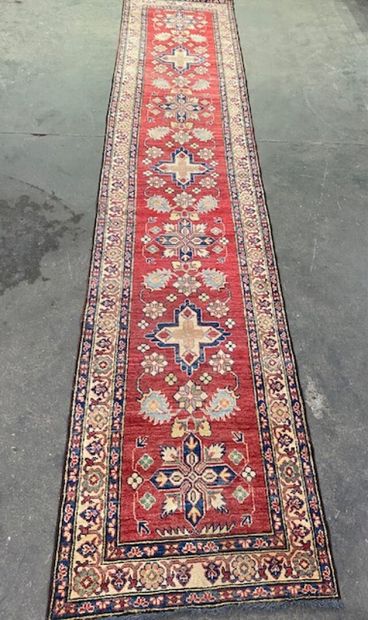 KAZAK AFGHANISTAN - Un tapis galerie à fond...