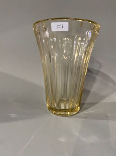 DAUM 
Un vase en cristal champagne
H 27 x...