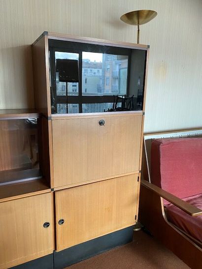 Un meuble bibliothèque de salon en bois de...