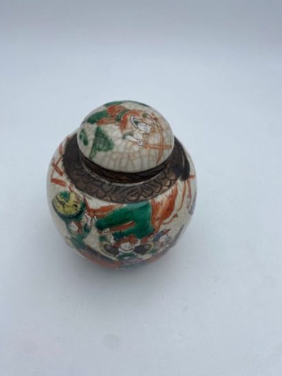 NAIKIN
Petite vase boule couvert 
En faïence...