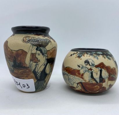 CIBOURE
Deux petits vases en grès polychrome...