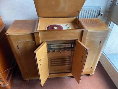 Un meuble de musique en bois de placage ouvrant...