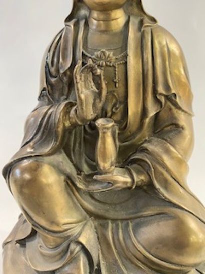 Le Boddhisattva Kwanyin assis en posture...