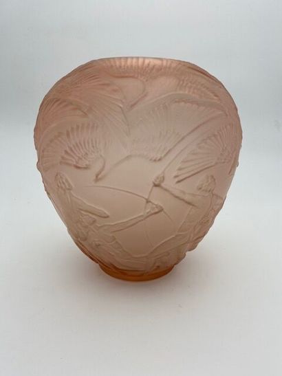 Vase boule Art Déco en verre moulé à décor...