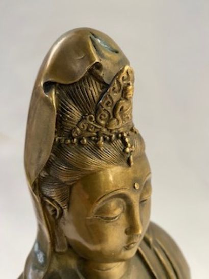 Le Boddhisattva Kwanyin assis en posture...